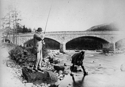 Il Generale Grey che pesca al ponte di Dee, c.1892 da English Photographer